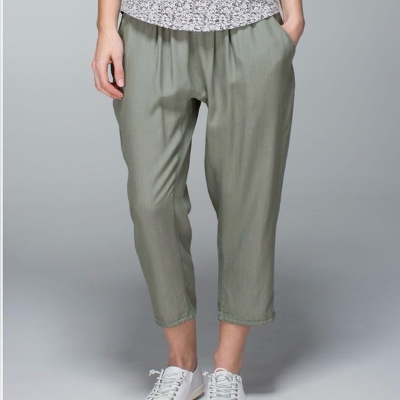 Lululemon Post Power Crop
Earl Grey / Heathered Earl Grey 6 - Picture 3 of 14